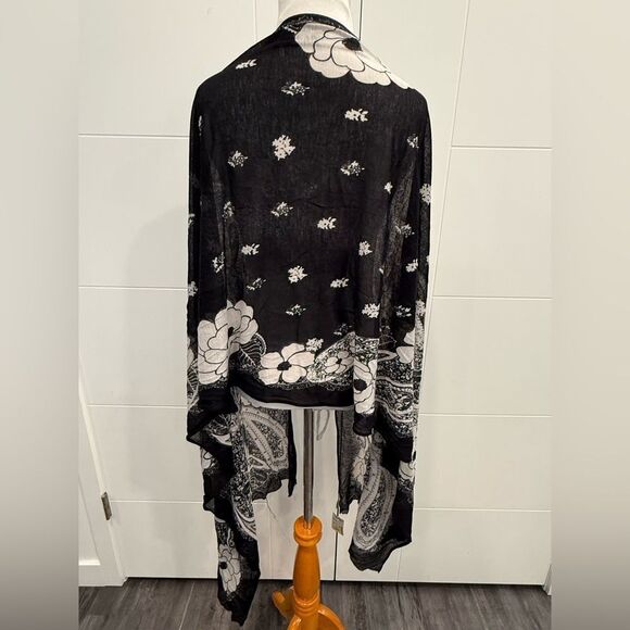 NWT Black and White Floral Kimono Cardigan - Picture 4 of 5